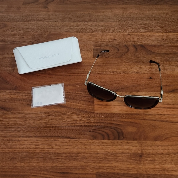 MICHAEL KORS 1067B (Corsica) Sunglasses - Picture 4 of 5